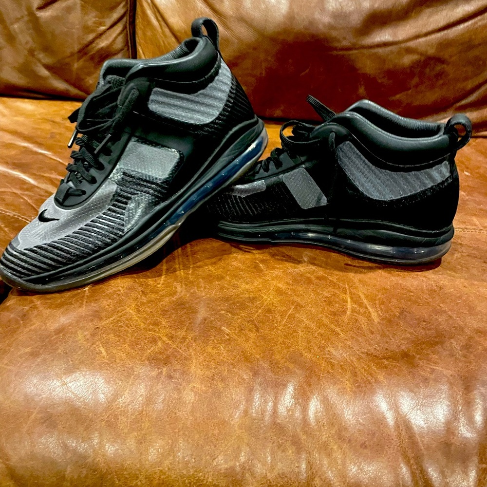 Worn a handful of times. Real good condition . Smoke free. Ship it fast